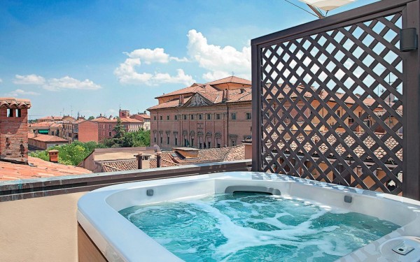 hotel_bologna_rooftop_patio_jacuzzi2-1024x640